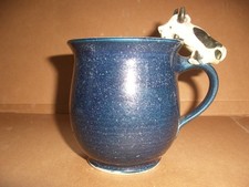 KAFFEETASSE mit Kuh Steinzeug dunkelblau