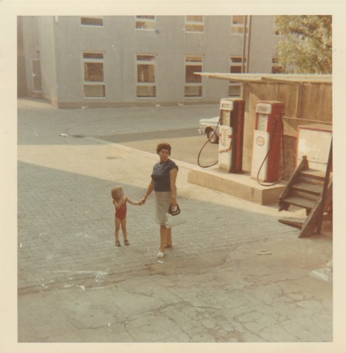 Foto frau vor zapfsäule esso - foto,
