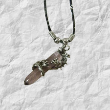 Drachen Kette – Kraftstein Obelisk – altrosa Kristall – Fantasy Schmuck