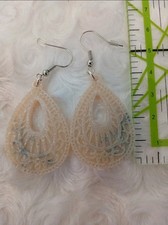 Ein Paar Ohrringe Handmade