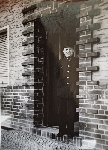 Mann uniform steht - mann,