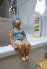 Tonfigur gebrannt, bemalt, Kantenhocker für die Badewanne, Unikat, handgemacht