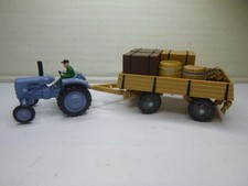 Siku Plastik M 1:60 V-Serie Fahr-Schlepper m.Anhänger +abnehmb. Ladg.Motivmodell