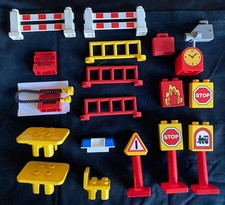 Lego Duplo / 19 versch. Steine Auswahl / Absperrungen Tisch Stuhl Schild Kamera