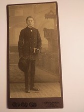 Forst - stehender Junge im