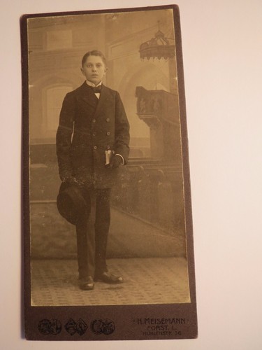 Forst stehender junge im - forst,