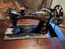 Singer Nähmaschine im Holzschrank, antik, Klasse 15,  aus den 1920er Jahren