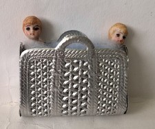 Silbernes Täschchen aus Dresdner Pappe mit zwei antiken Puppentorsos Nr. 3