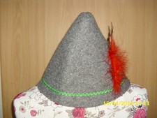 Bayrischer Filzhut mit grünem Band und einer roten Feder für  Karneval