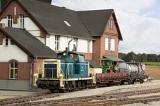 KM1 100603 Spur 1 Diesellok V60 mit Güterwagen G10 Rungenwagen Behälterwagen Set