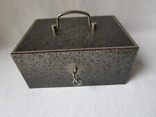 alte Geldkassette Kassette Metall mit Scharnierdeckel Schloß Schlüssel 20x15x9cm
