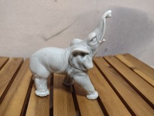 Kleiner Elefant aus Porzellan