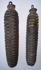 2 alte Uhrengewichte