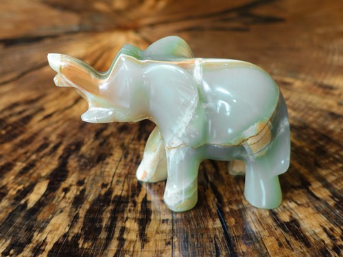 Elefant aus grünlich