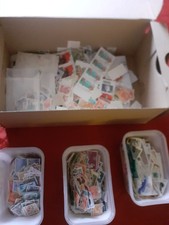 Biete einen Karton mit Briefmarken an.