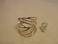 Modeschmuck Set: breiter Armreif + breiter Ring - goldfarben - verstellbar - neu