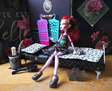 1 Monster High Puppe OPERETTA mit Bett/Möbel Schlafen