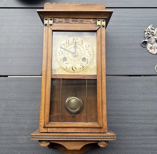 Antike wanduhr mit - wanduhr, pendel