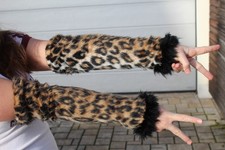 Ein Paar Arm-Stulpen im