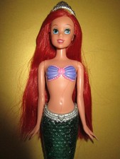 B1331) DISNEY ARIELLE BARBIE MATTEL SILBERNE KRONE FESTES OBERTEIL+FESTE FLOSSE