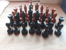 Schachfiguren aus Holz mit