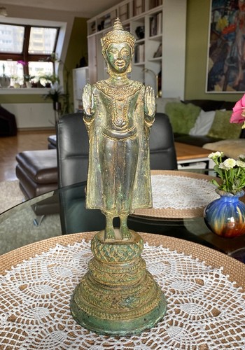 Stehender buddha mit zwei - stehender,