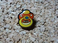 Pin Button NUK Babyartikel Schnuller Nucki Anstecker aus Pinsammlung Konvolut