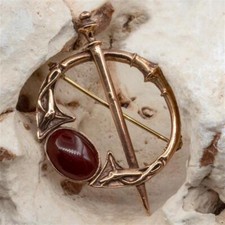 Fibel mit rotem Stein Brosche