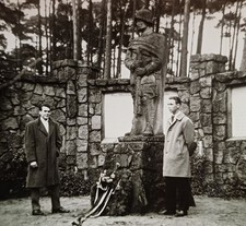 Zwei Männer stehen an einem