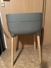 Plastia Urbalive Pflanzbehälter auf Füßen mit Selbstbewässerung hoch hellgrau