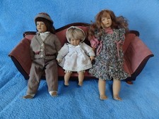 3 Heidi Ott Puppen Sammlung mit einer Couch Künstlerpuppen Porzellanpuppen