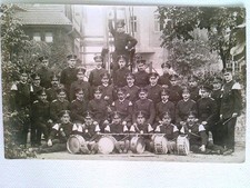 Feuerwehr, Gruppenbild Feuerwehrmänner und Feuerwehrkapalle, im Hintergrund wohl