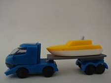 Sammlerauto / Blauer Truck als Yacht Transporter