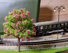 3 dunkelrot blühende Bäume