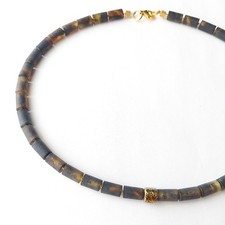 Halskette aus mattschwarzem Bernstein mit geometrischen Perlen und Silber 925