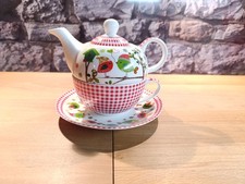 Kleine Teekanne mit Tasse und