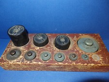 10 alte Gewichte in Holztafel 250g, 2x100g, 200g, 50g, 20g, 2x10g, 5g, 2g