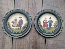 Zwei Wandteller aus Holz