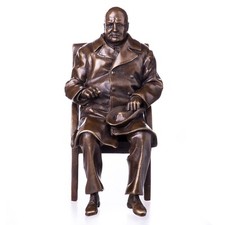 Bronzestatue von Winston Churchill sitzend auf einem Stuhl nach Leon Pitel