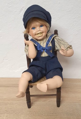 Porzellanpuppe junge sitzpuppe - porzellanpuppe,