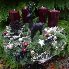 Adventskranz Kranz Adventsgesteck Kugeln Kerzen schwarz rot Hirsch Stern schwarz