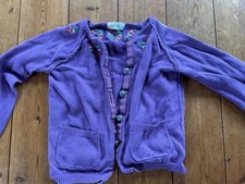 Strickjacke Gr. 4 lila mit Blumen und schönen Knöpfen von Aya Naya für Mädchen