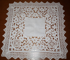 Antikes Deckchen-Handarbeit-Weißstickerei-Filetstickerei-Spitzendecke-Tischdecke