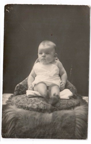 R30 photo little baby - -,