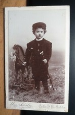 kleiner Junge mit Spielzeug