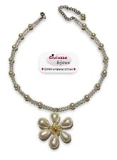 Kurze Halskette aus Perlen und Kristallen mit zentraler Perlenblume