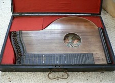 Zither mit Koffer und Noten