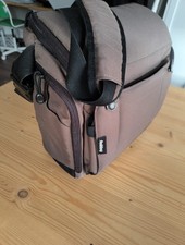 Mega Wickeltasche Hoppop Sitzerhöhung und Kindersitz in einem für Tisch und Auto