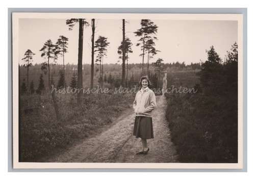 Frau beim waldspaziergang 1959 - waldspaziergang,