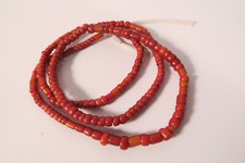 Alte kleine Glasperlen rot